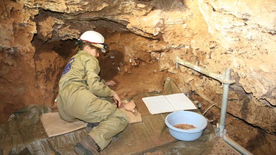 Una investigadora trabaja en la Cueva Victoria en una imagen de archivo