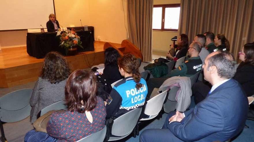 Ramiro Guinea Segura, en la mesa, se dirige a los asistentes a la ponencia, ayer, en Cangas del Narcea.