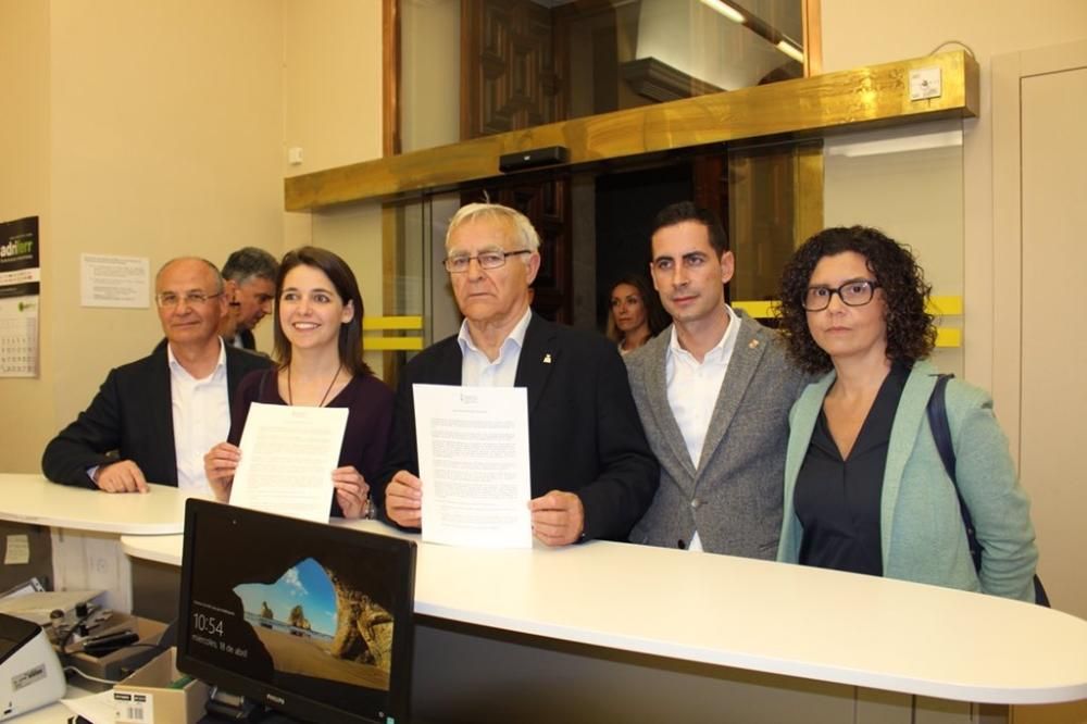 Domingo, Pérez, Ribó, Bielsa y Martín, registrando la declaración en Hacienda