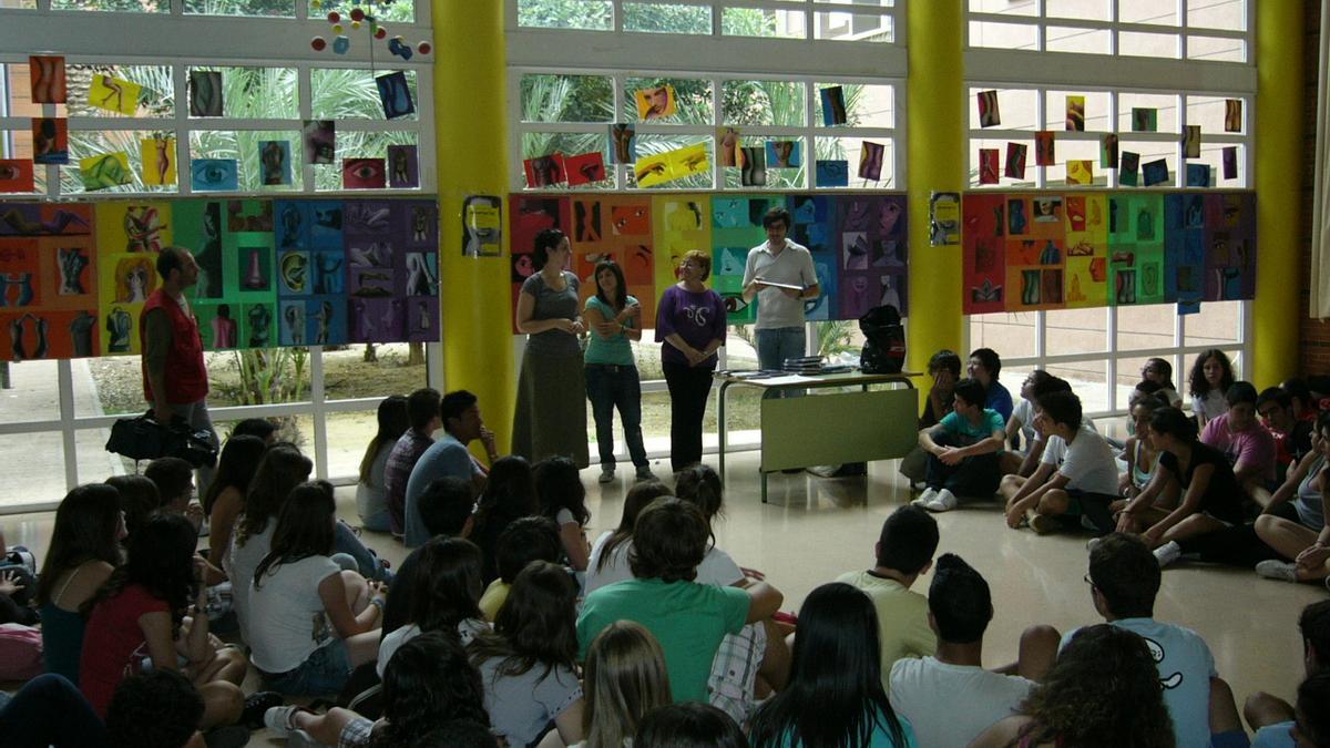 Un taller, con representantes municipales, en un instituto de Elche, en imagen retrospectiva