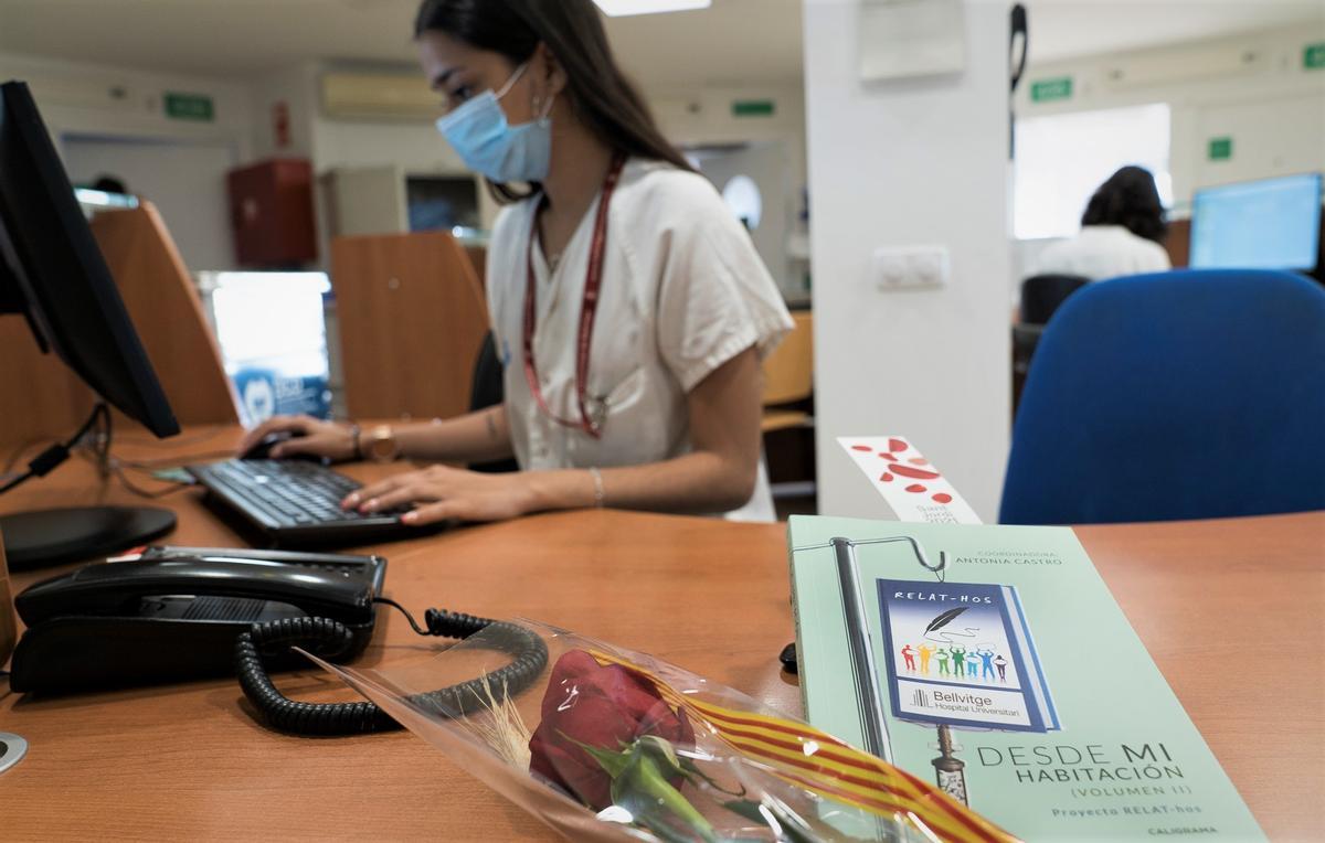 Bellvitge celebra Sant Jordi repartint roses i llibres als pacients