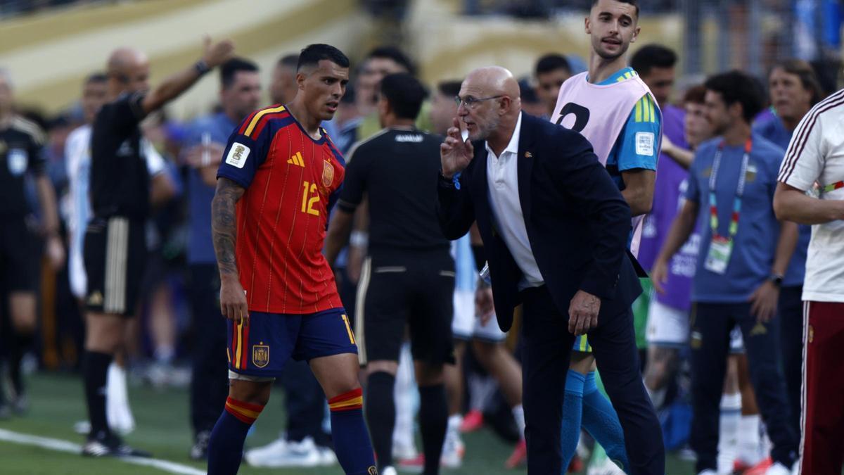 Pedro Porro recibe instrucciones de Luis de la Fuente.