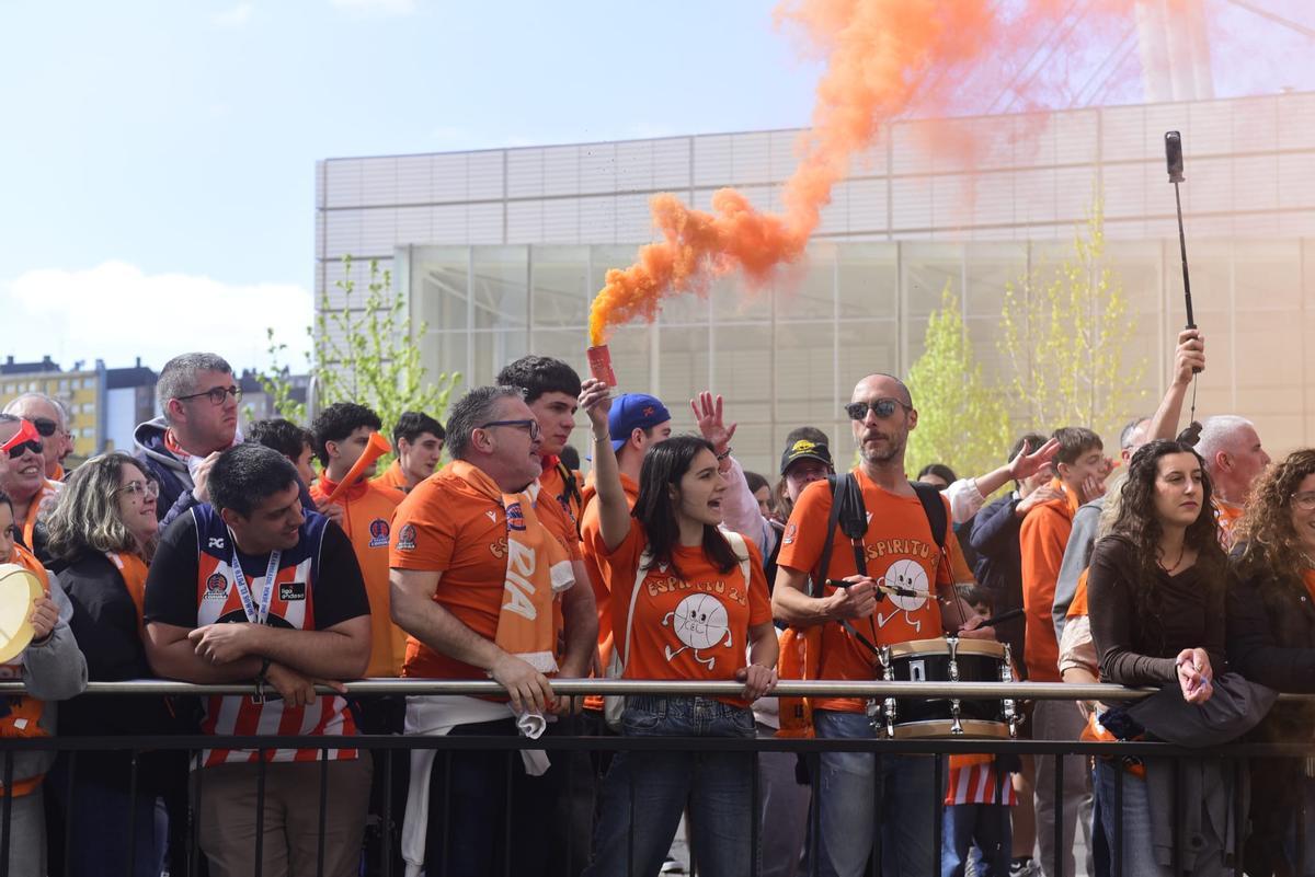 Llegada de los jugadores del Leyma al Coliseum antes del derbi frente al Obradoiro