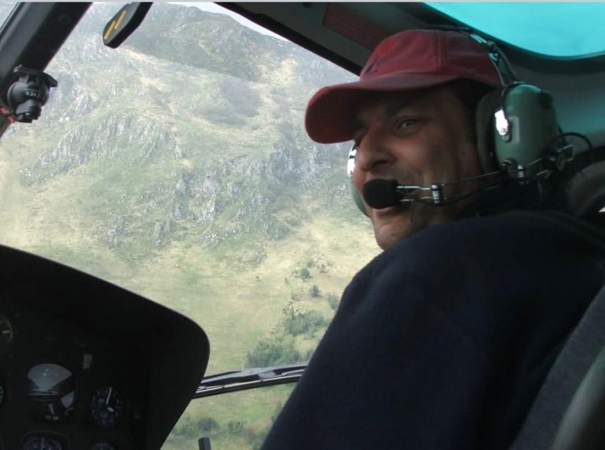 José Ángel Villa García, "Crispín", durante una operación en su helicóptero.