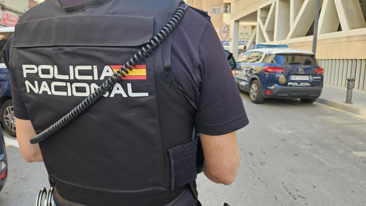Un policía nacional junto a la Comisaría Provincial de Alicante.