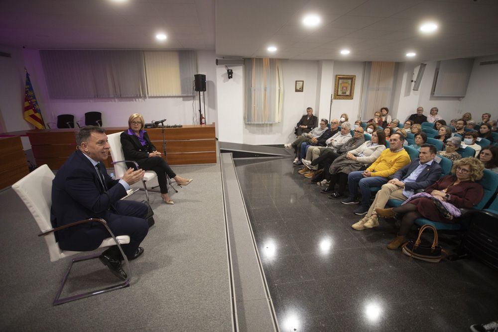 Canet d'En Berenguer. El magistrado Joaquín Bosch llena el salón de actos del ayuntamiento en uno de los actos por el 25N.