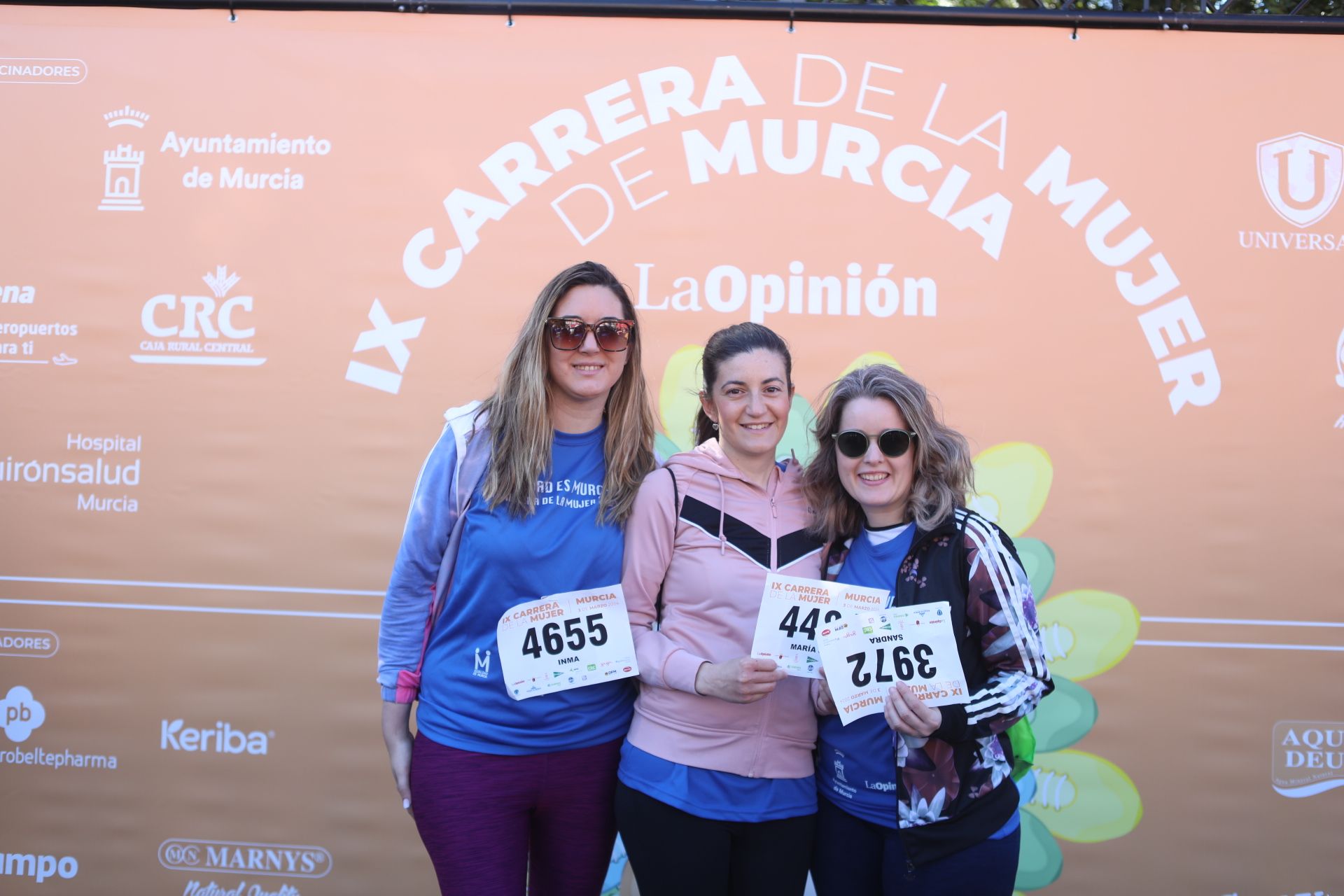 Las participantes posan en el photocall tras finalizar la Carrera de la mujer de Murcia