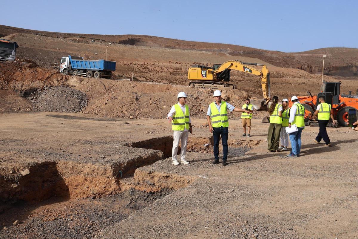 Oswaldo Betancort (i) y Domingo Cejas visitan las obras de la planta de compostaje en Zonzamas