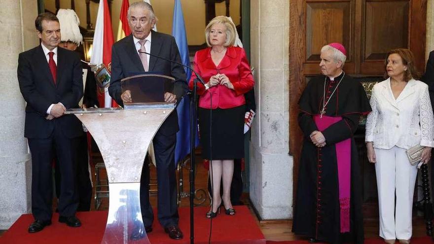 González de Haz lee el pregón en presencia del alcalde Abel Caballero, la Hermana Mayor de la Cofradía del Cristo, Marora Martín-Caloto, el obispo Luis Quinteiro Fiuza y Cristina Alonso, mujer del alcalde. // J.L.