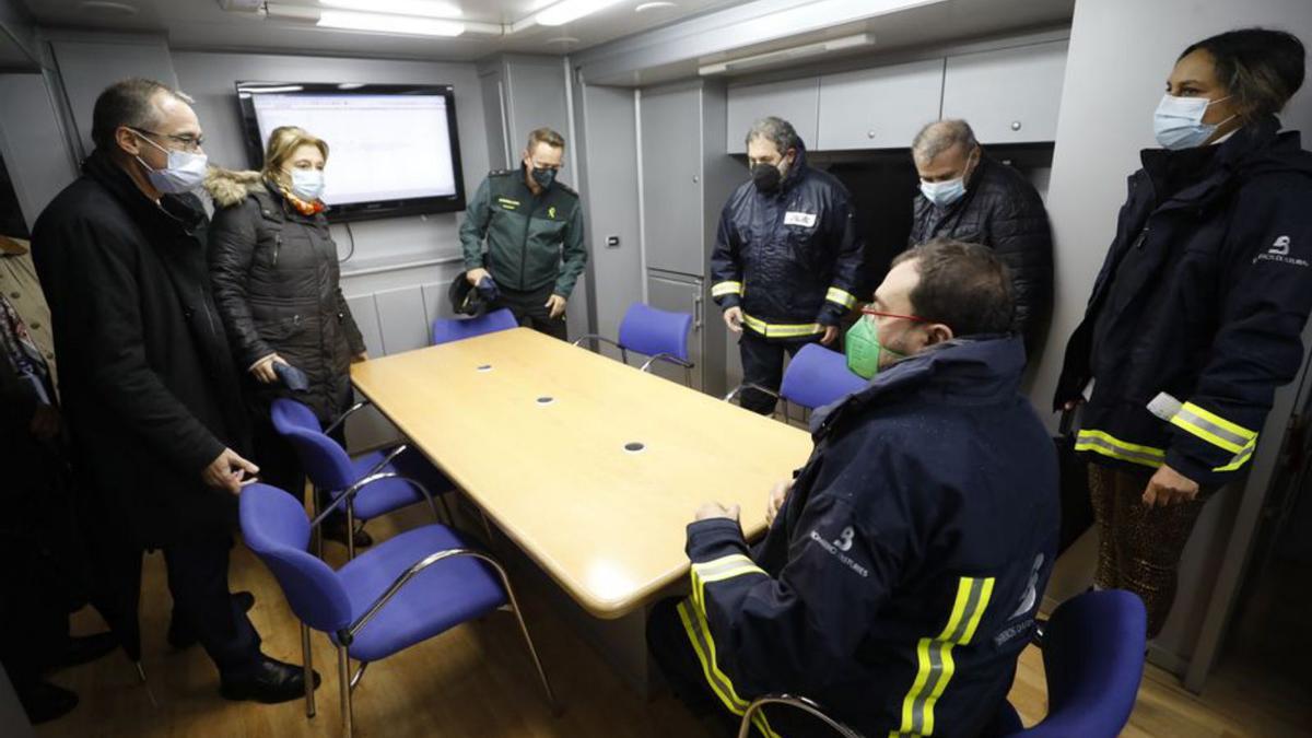 Adrián Barbón, Delia Losa, Rita Camblor y Pablo Fernández, reunidos con la Guardia Civil y Bomberos de Asturias en el puesto de mando avanzado instalado en la capital parraguesa. | Luisma Murias