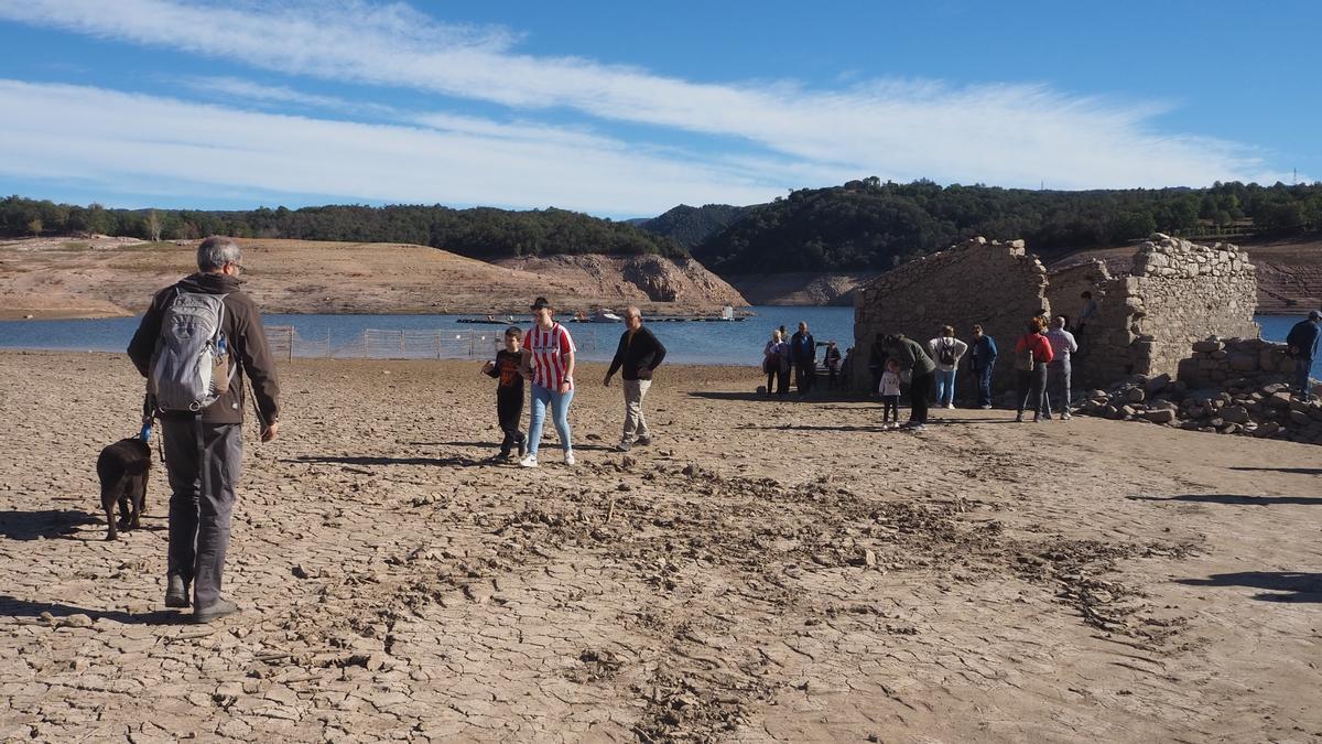 Turismo de sequía en el pantano de Sau