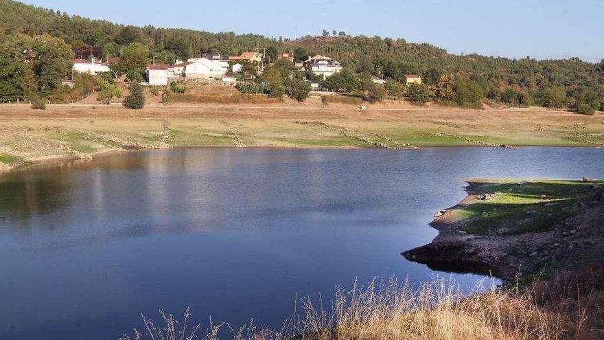 La ciudad de Ourense bombea agua del Miño, por falta de nivel en el embalse de Cachamuiña. // I. Osorio