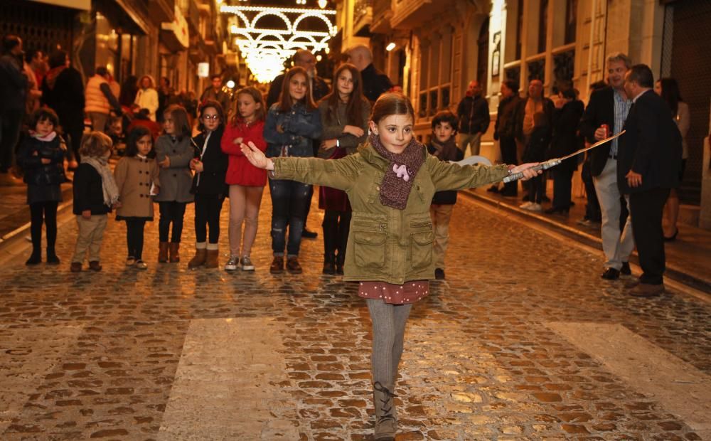 Los representantes de las 28 filaes recorren el centro de la ciudad para anunciar la llegada de los Moros y Cristianos ante miles de personas