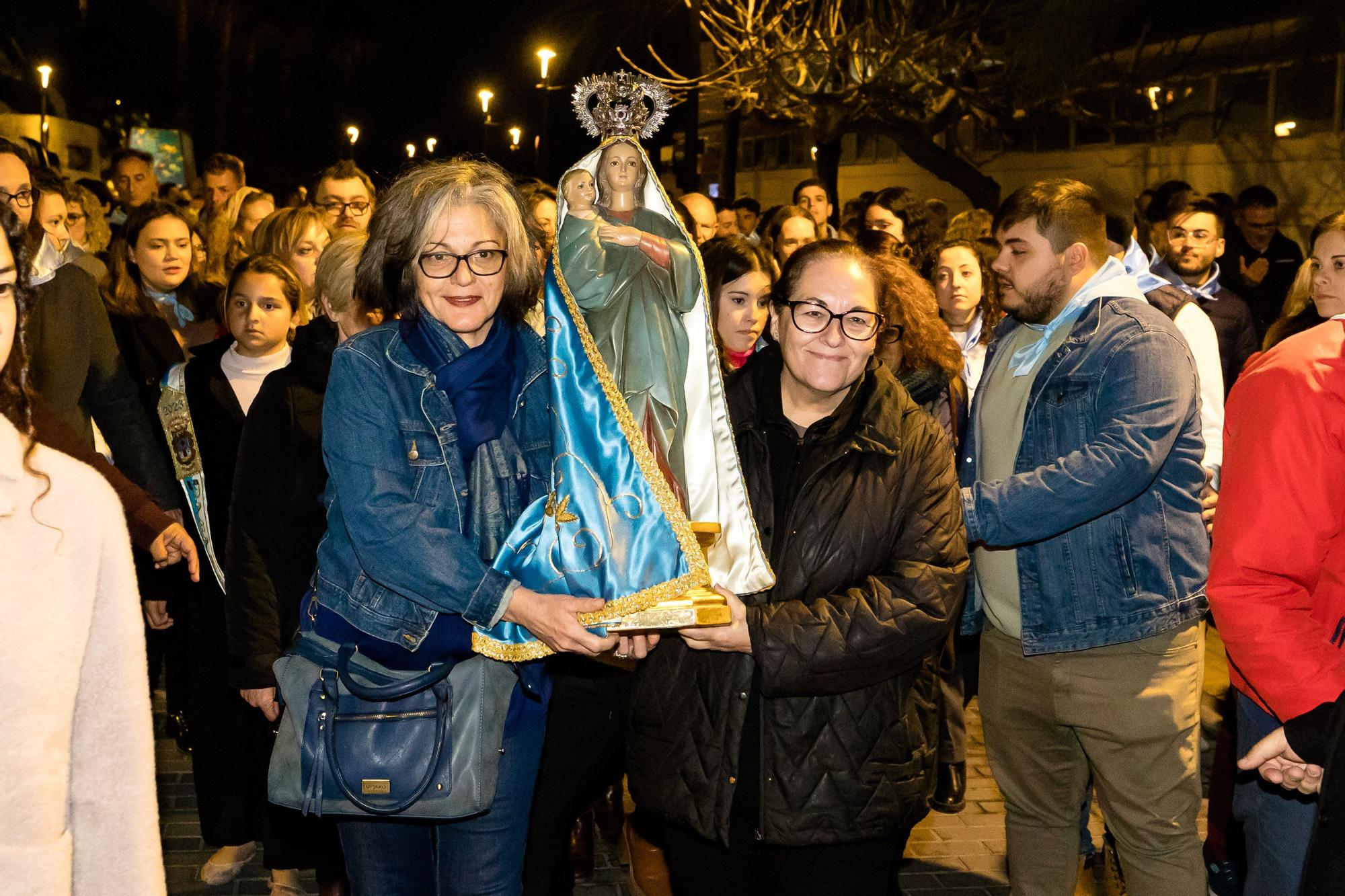 Devoción en Benidorm en la procesión de L'Alba