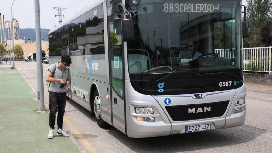 Un usuario cogiendo el autobús de la nueva línea en Porriño.   | // A.G.
