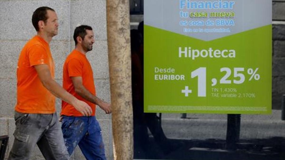 Un anuncio de hipotecas en el escaparate de una oficina bancaria, el pasado agosto en Madrid.