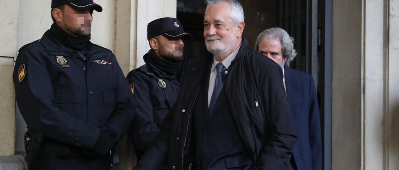 Griñán sortint de l’Audiència de Sevilla en una foto d’arxiu. | EUROPA PRESS