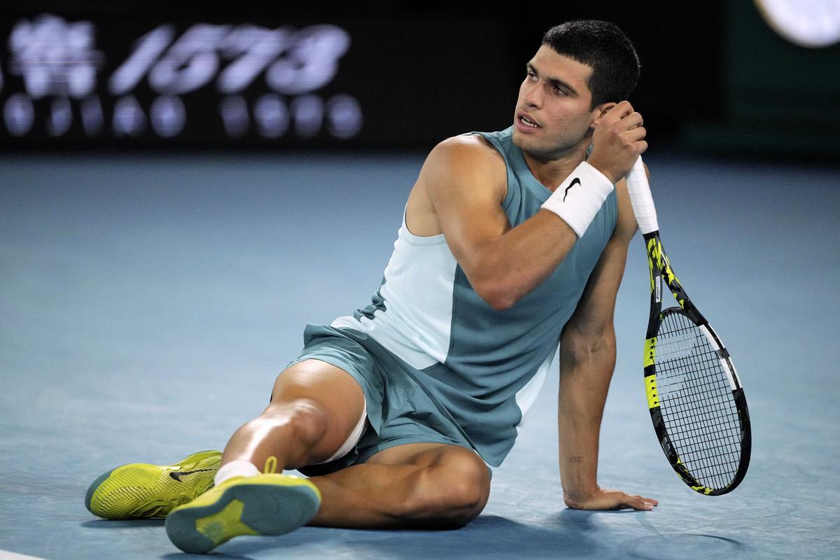 Carlos Alcaraz of Spain reacts following a fall during his quarterfinal match against Novak Djokovic of Serbia at the Australian Open tennis championship in Melbourne, Australia, Wednesday, Jan. 22, 2025. (AP Photo/Vincent Thian) Associated Press/LaPresse