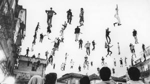 Instalación del artista Xosé Guillermo en la Praza da Constitución de Vigo en 1986