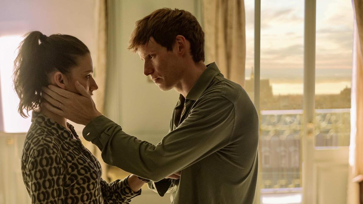 Úrsula Corberó (Nuria) y Eddie Redmayne (el Chacal) en una imagen de 'The day of the Jackal (Chacal)'