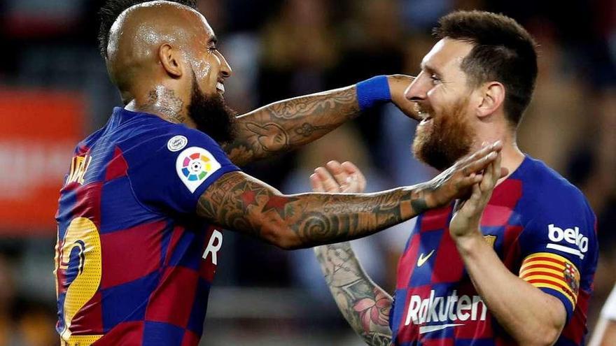 Arturo Vidal celebra con Messi su gol, el segundo del Barça, ante el Sevilla. // Toni Albir