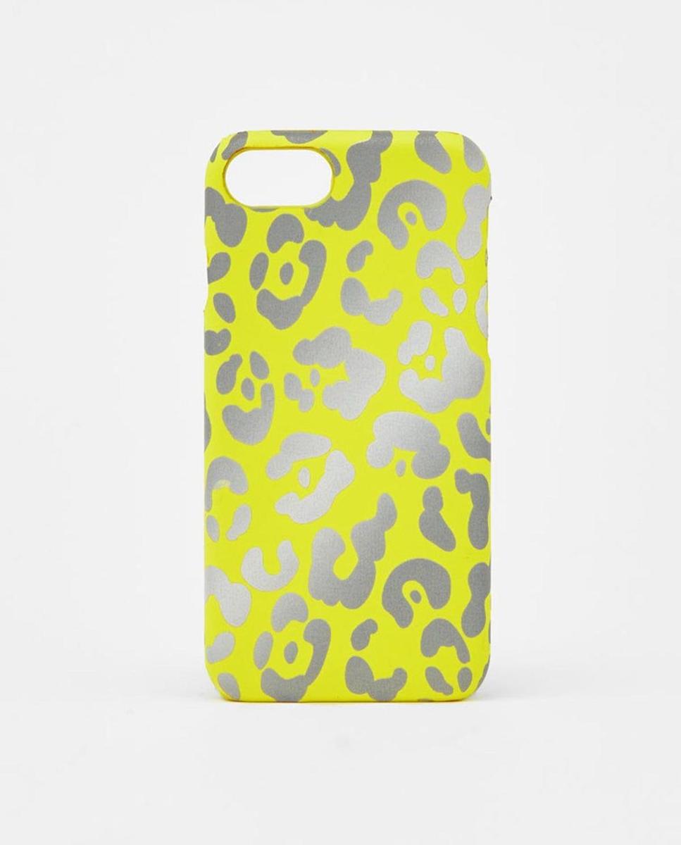 Carcasa de leopardo reflectante para iPhone de Bershka (Precio: 6,99 euros)