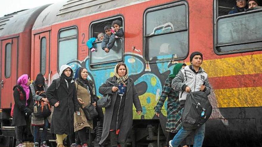 Refugiats agafant un tren a l&#039;estació de Gevgelija, a Macedònia, el dia de Reis
