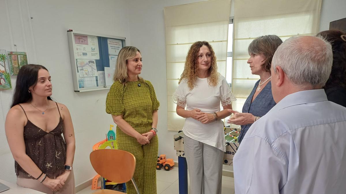 La consejera de Política Social, Familias e Igualdad, Conchita Ruiz, durante su visita al Punto de Encuentro Familiar (PEF) Viogén de Murcia.