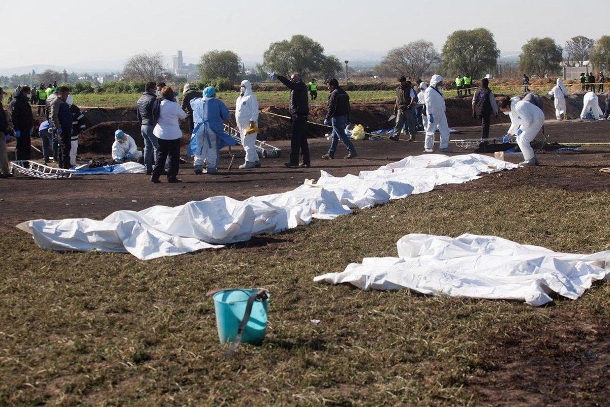 AME9821  TLAHUILILPAN  MEXICO   18 01 2019 - Expertos forenses registran la zona cerca de una toma clandestina de gasolina de Petroleos Mexicanos  Pemex  que exploto este sabado  en Tlahuililpan  Hidalgo  Mexico   La explosion de una toma clandestina en Mexico suma ya 67 muertos y 75 heridos siendo una de las peores tragedias en decadas y reflejando el problema del robo de hidrocarburos  que el presidente Andres Manuel Lopez Obrador ha prometido seguir combatiendo  EFE  MLA