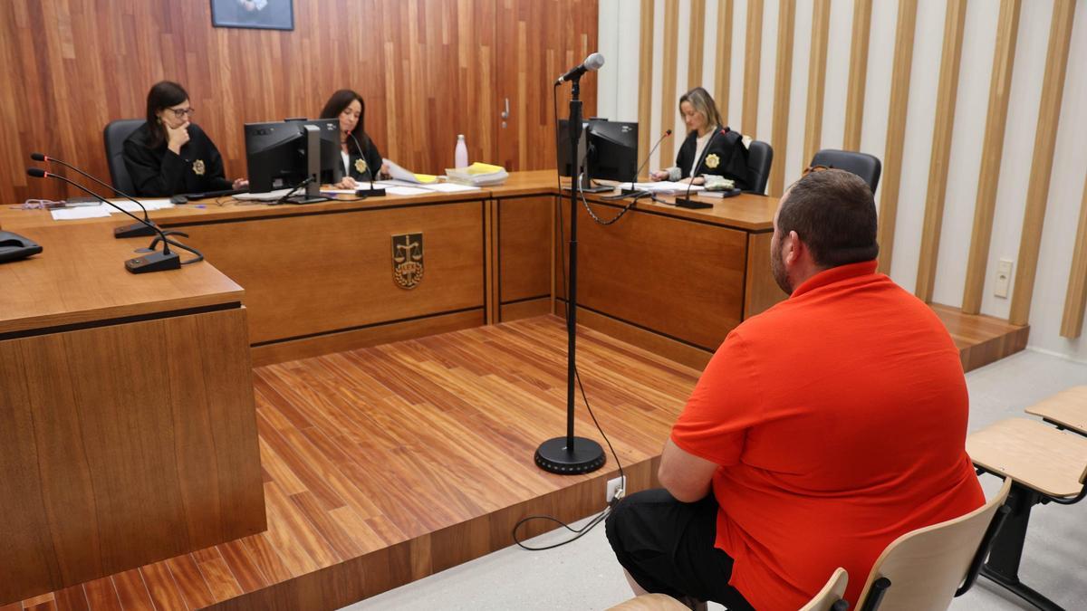 El acusado, de espaldas, en el juicio celebrado hoy jueves en el Juzgado de lo Penal 3 de Vigo