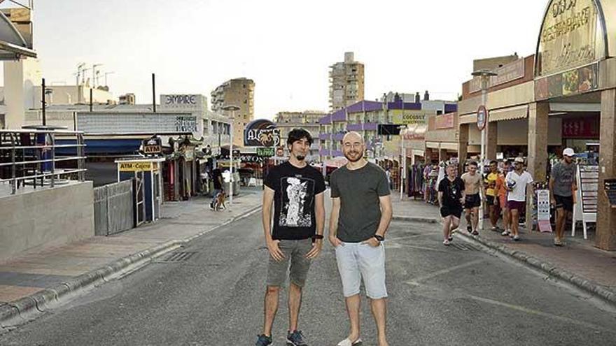 Tomeu Canyelles y Gabriel Vives posan en Punta Ballena.