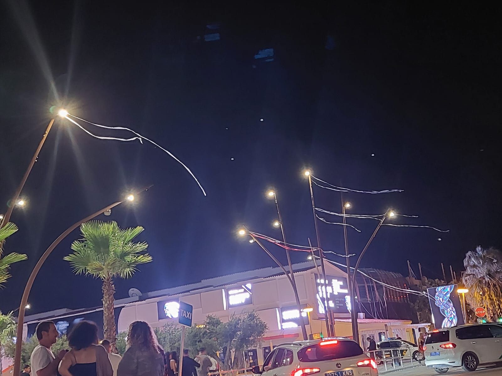 Cintas colgando de unas farolas esta madrugada, arrastradas por el viento