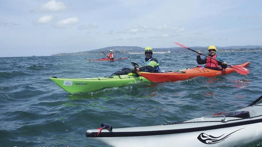 Sechu, con el kayak verde, junto a otros compañeros en una travesía. // Alfredo Chavert