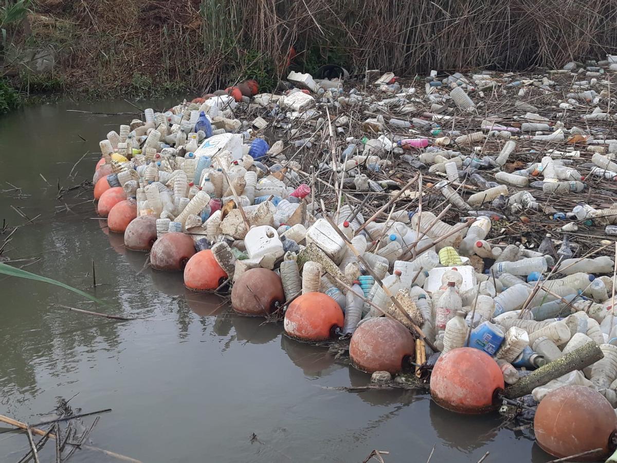 Residuos acumulados en la red de flotantes en el azud de Alfeitamí (Benejúzar)