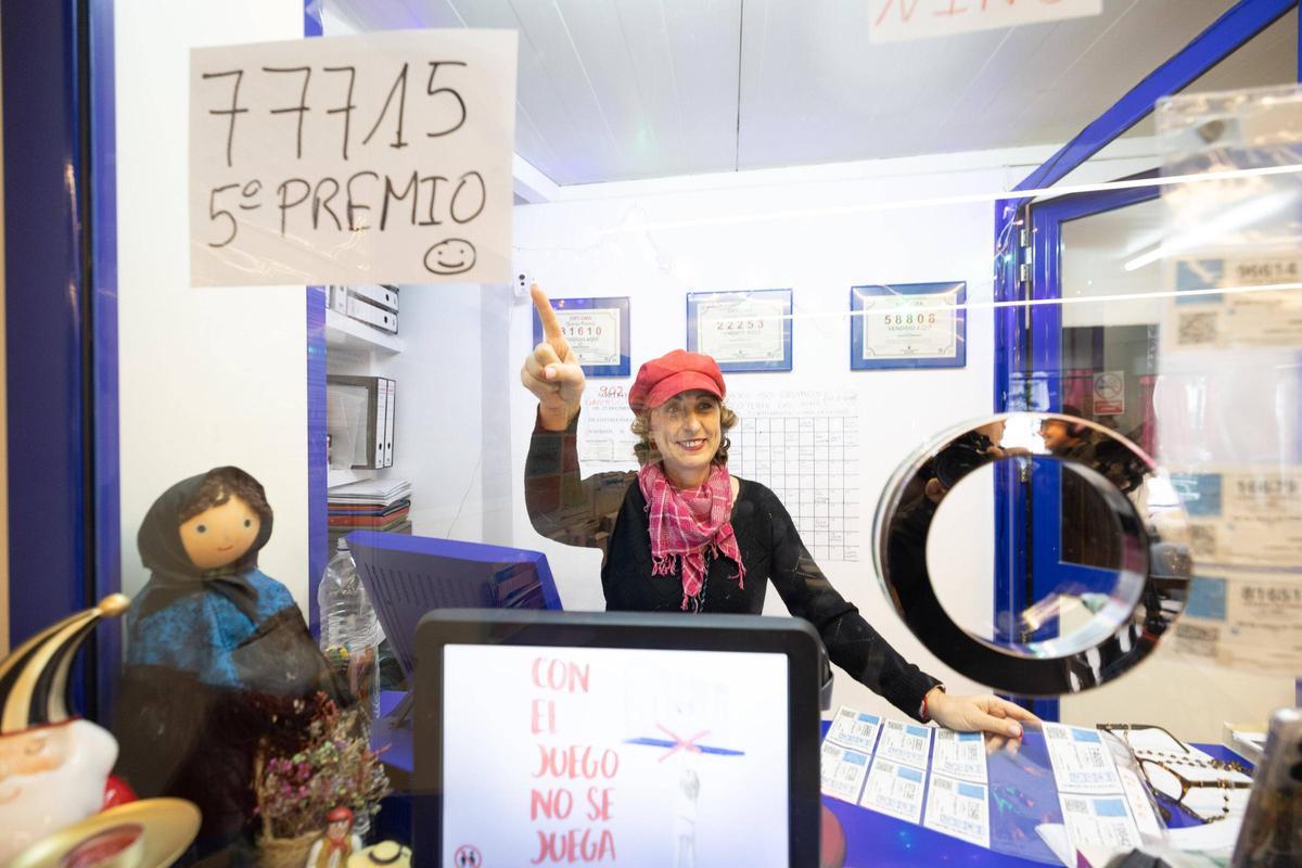 Azucena Cano Sesma señala el número agraciado con un quinto premio de la Lotería de Navidad.