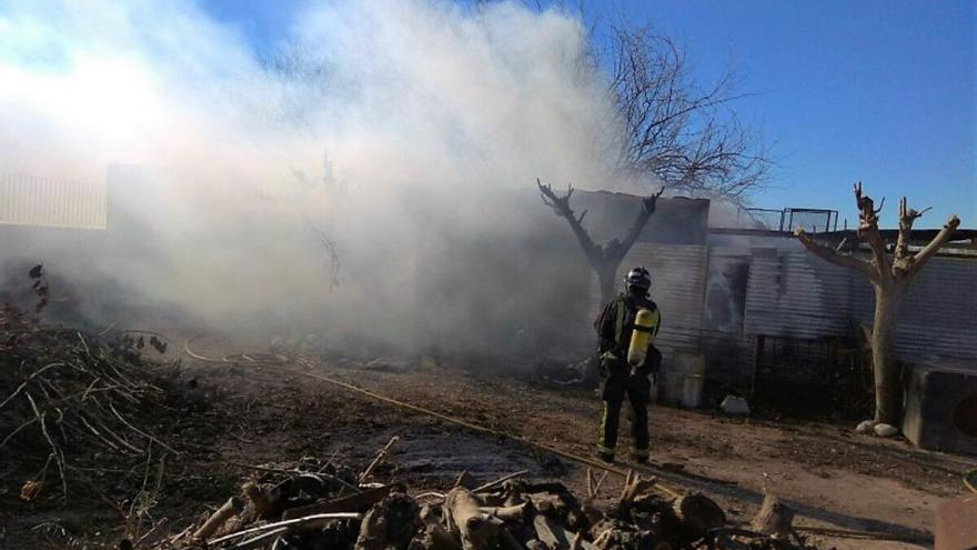 Los bomberos trabajan para sofocar las llamas.