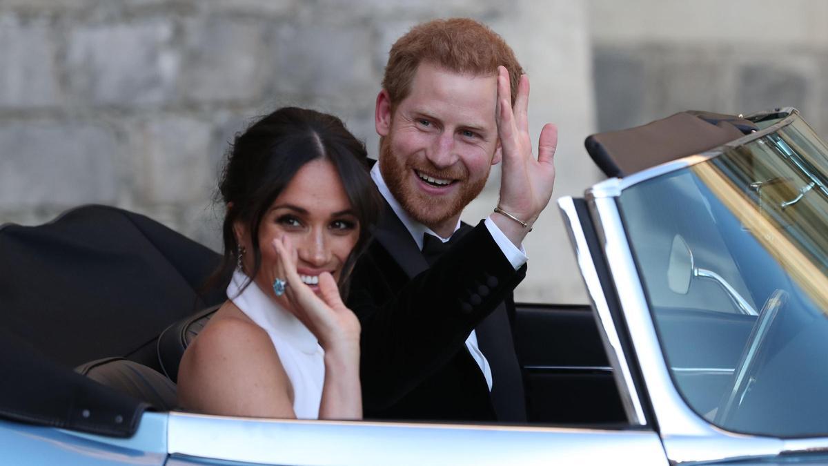 Los novios en un Jaguar de camino a la recepción tras la boda