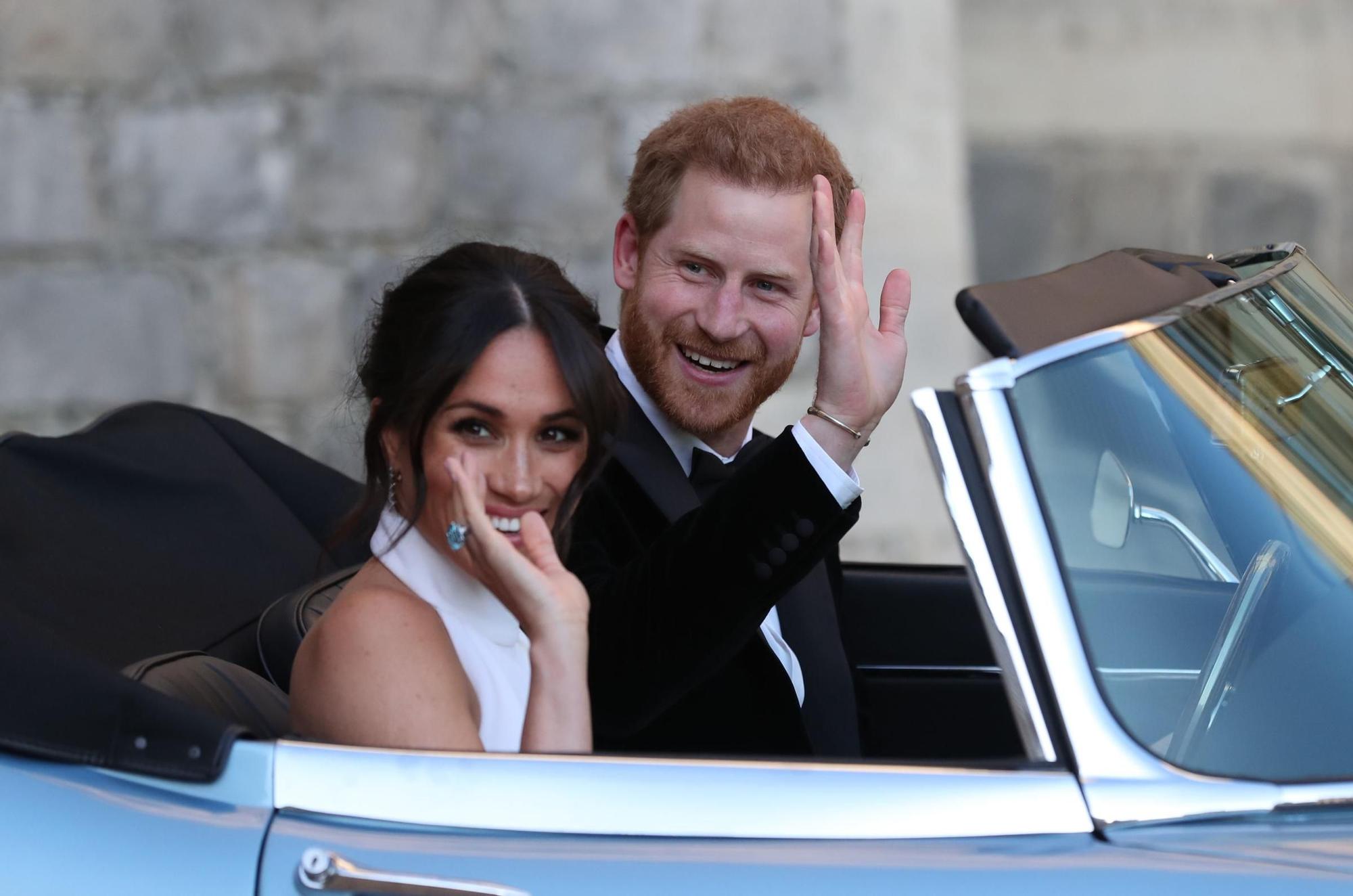 Los novios en un Jaguar de camino a la recepción tras la boda