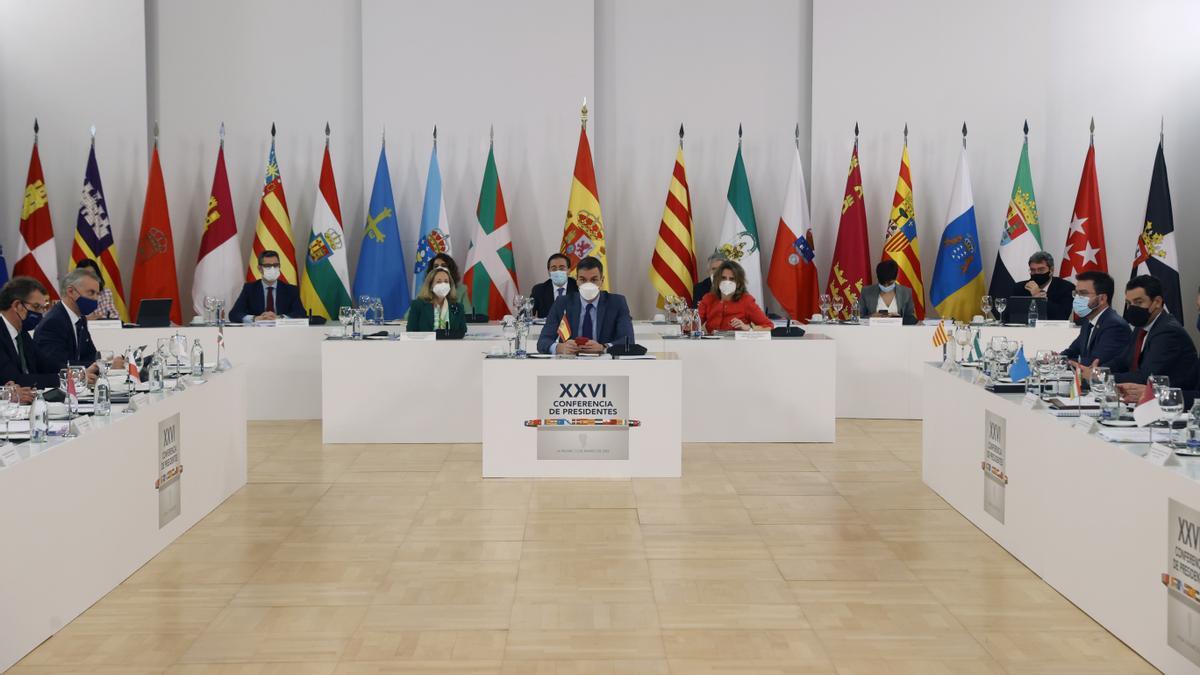 El presidente del Gobierno, Pedro Sánchez, se reúne con los presidentes autonómicos durante la última Conferencia de Presidentes celebrada en marzo de 2022 en La Palma.