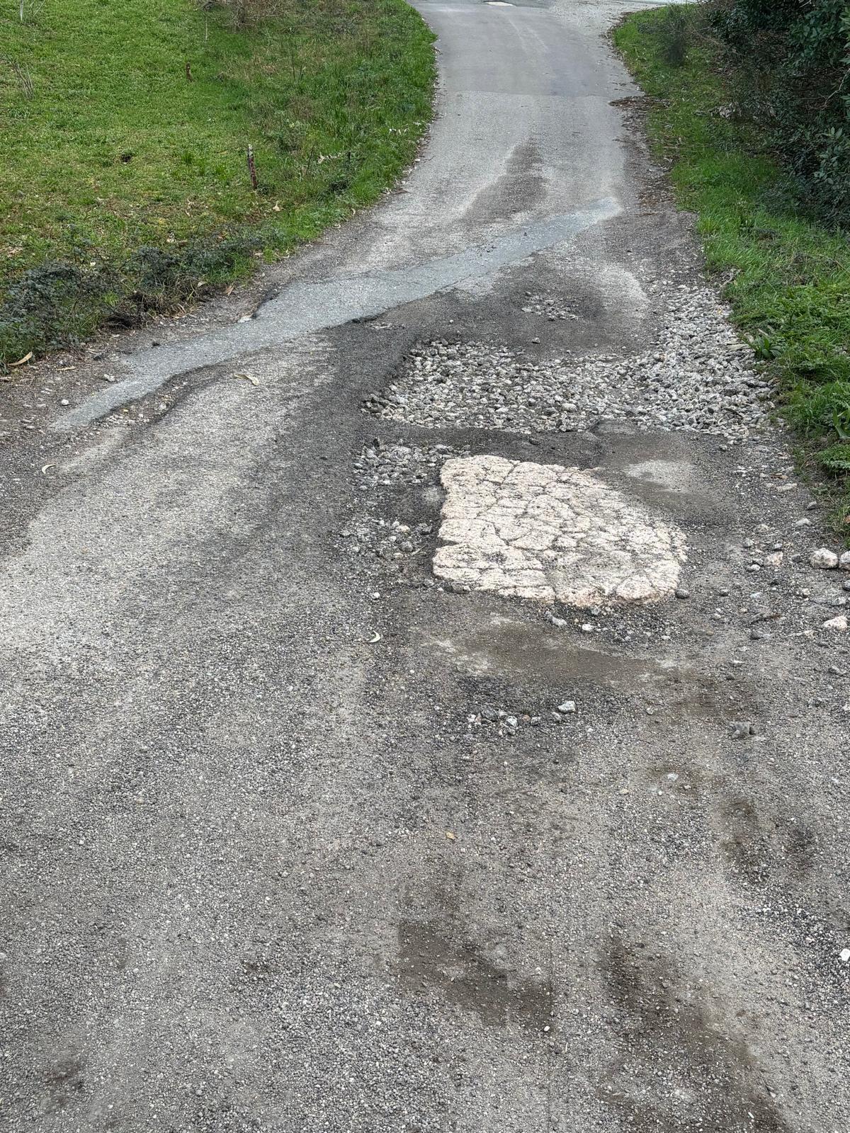 Baches profundos en algunas de las carreteras de Domaio.