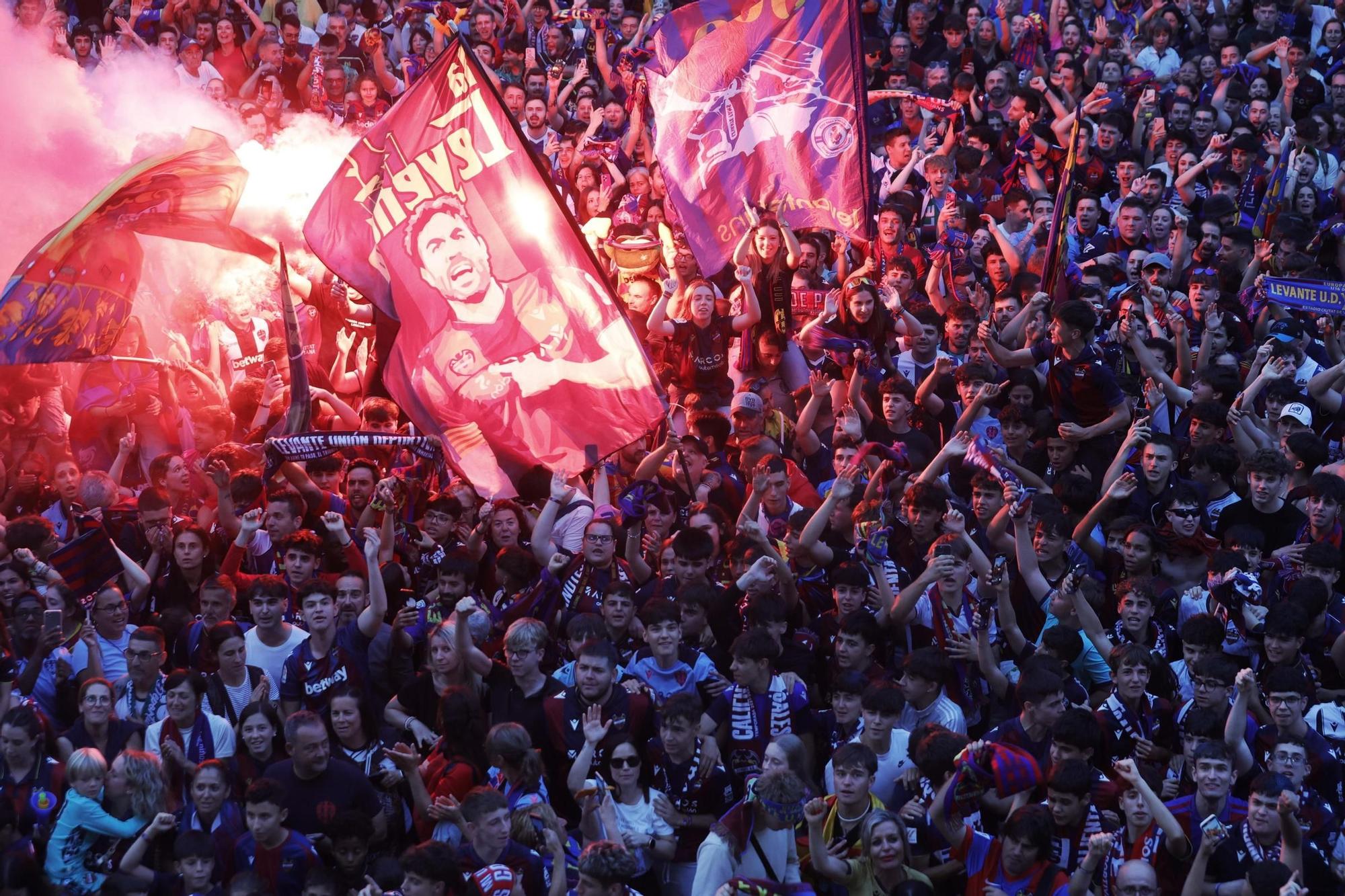 Todas las fotos de la rúa del Levante UD por su ascenso a Primera División