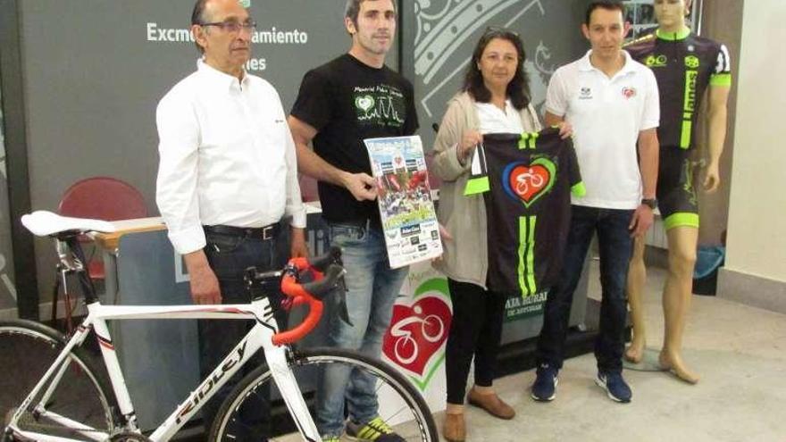 Por la izquierda, Juan Ignacio Ruiz, Joaquín Sobrino, Marisa Elviro y Sergio Menéndez durante la presentación del memorial &quot;Pedro Llorente&quot;.