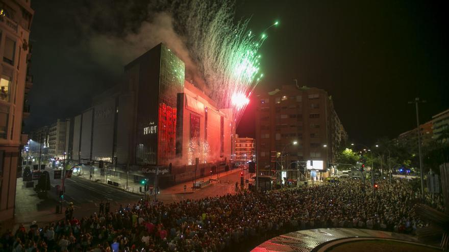 Un momento de la Arribada del Foc que abrió las Hogueras, también de Reyes Martí