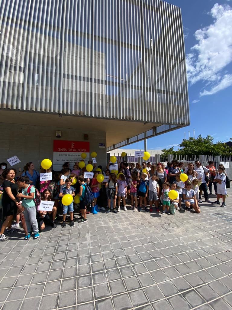 Ampas de Valencia se plantan en los centros para protestar el quinto día sin bus escolar