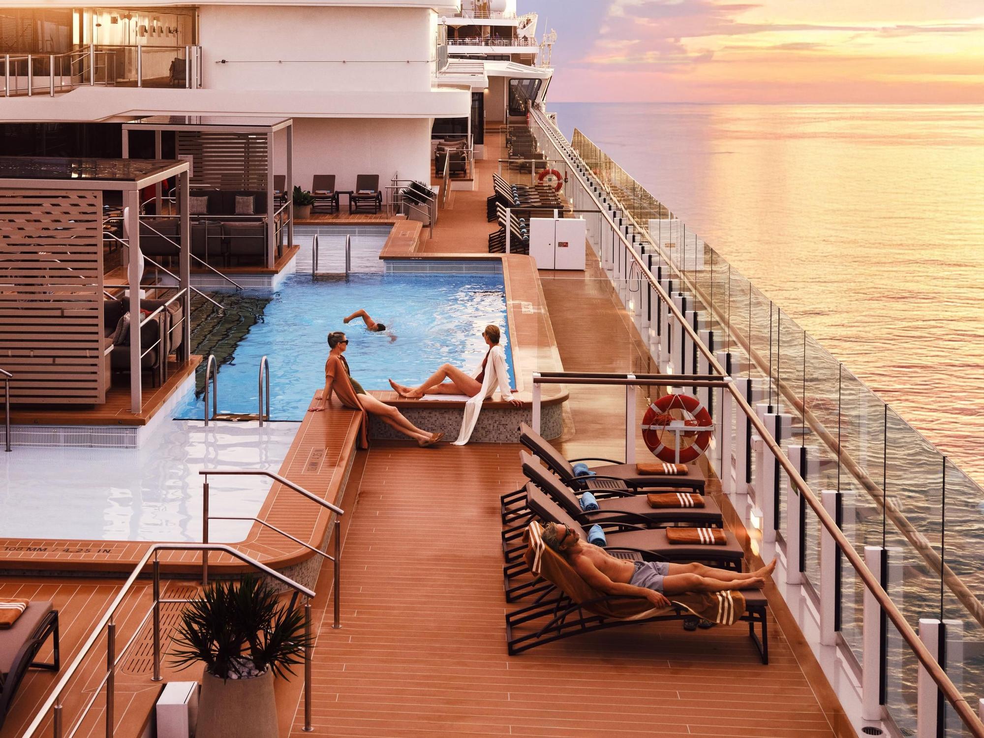 De forma asimétrica, la piscina del Silver Ray es la más grande de toda la flota de Silversea