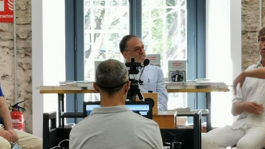 Miguel Fernández, acompañado por Javier Ojeda, en la presentación del libro en Luces.