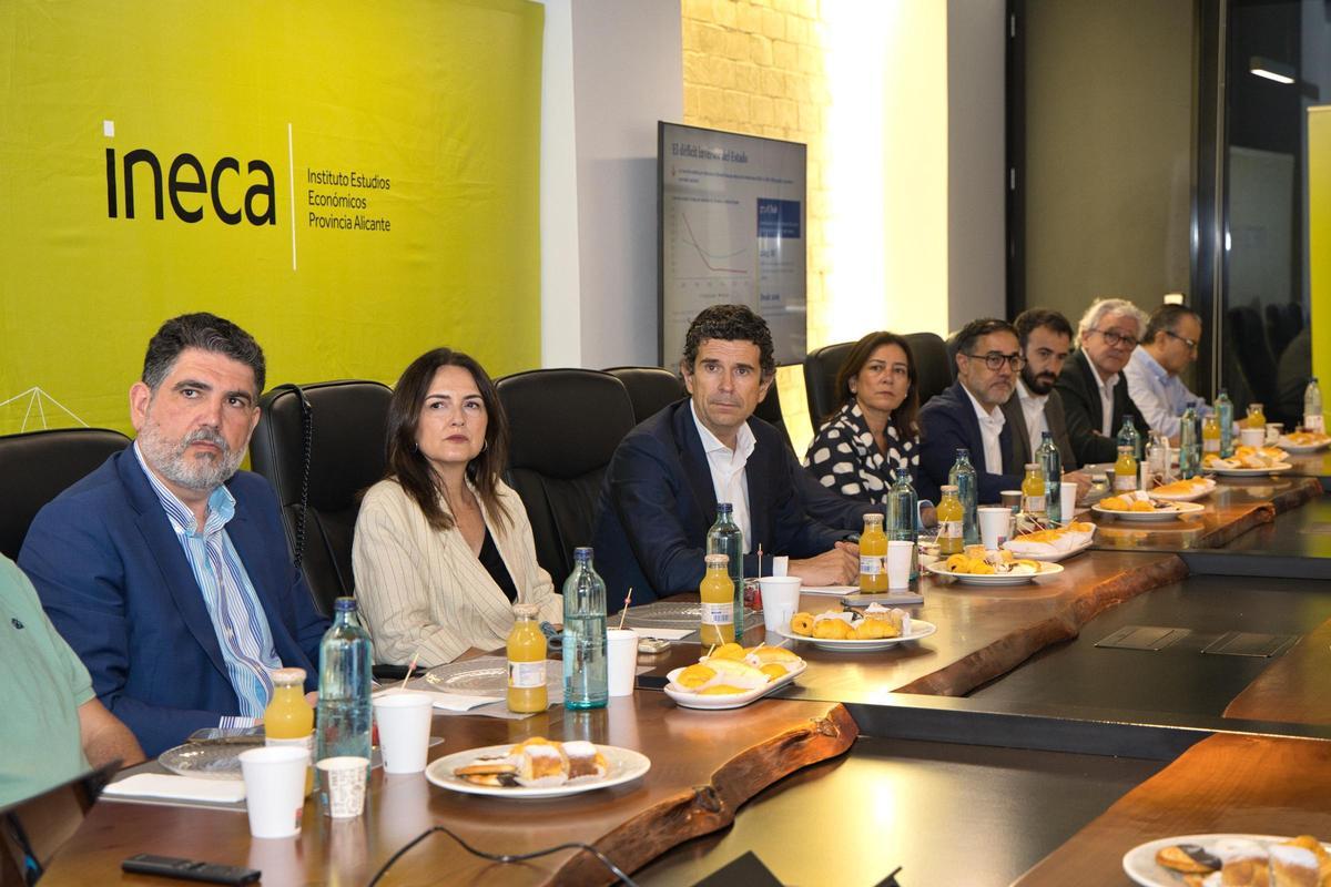 Un momento de la reunión celebrada entre Ineca y los diputados del PP.