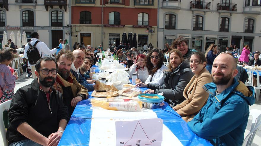 EN IMÁGENES: El ambiente en la Comida en la Calle de Avilés