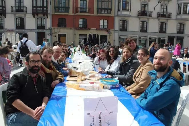 EN IMÁGENES: El ambiente en la Comida en la Calle de Avilés