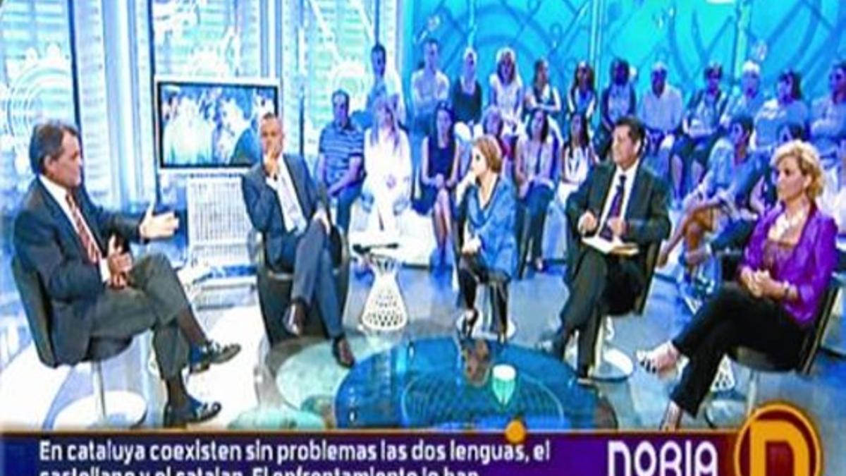 Una entrevista distendida 8 Artur Mas, en tres momentos del programa, junto al presentador Jordi González y los periodistas Pilar Rahola, Alfonso Rojo y María Antonia Iglesias.